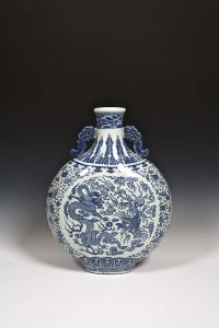  A Qing Dynasty moon flask (10,000-15,000)