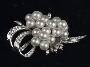 A diamond brooch with 15 freshwater pearls (1,750-2,250)