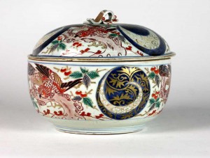 A 19th century Imari bowl and cover (550-750)