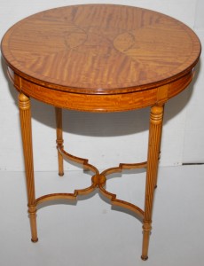 A Regency style satinwood occasional table (500-600).
