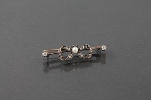 AN ANTIQUE PEARL AND DIAMOND BROOCH (150-200).