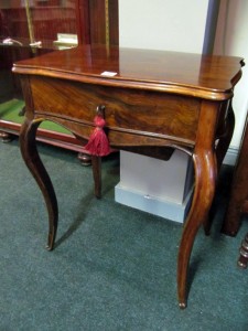 Victorian rosewood side table with drawer (400-700)