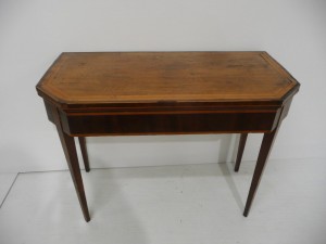 A Cork Georgian mahogany and satinwood banded tea table (400-600) 