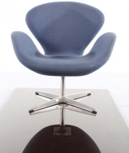 ONE OF A PAIR OF SWAN CHAIRS, BY ARNE JACOBSEN FOR FRITZ HANSEN (1,500-2,500).