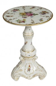 A German porcelain table (400-600).