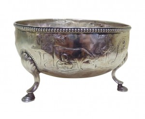 An 18th century Irish silver sugar bowl (800-1,200).