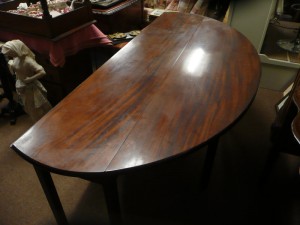 A figured mahogany Irish hunt table (seven feet) (3,500-4,500).