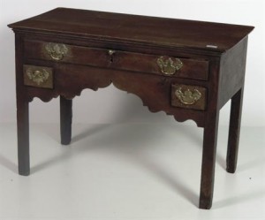 An antique oak lowboy (120-170)