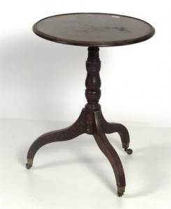 An early 19th century circular Irish side table (150-200)
