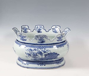 A LARGE 19TH CENTURY CHINESE PORCELAIN MONTEITH OF OVAL BALUSTER FORM