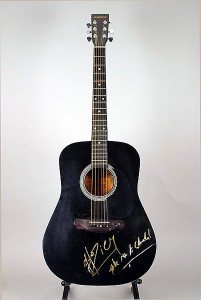 Hozier - Signed guitar (150-250)