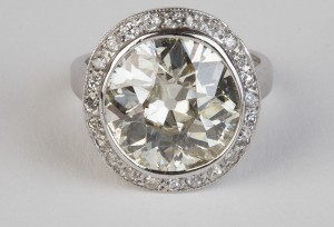 An early 20th century diamond ring (80,000-90,000)