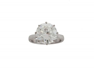 This diamond single stone ring sold for a hammer price of 40,000.