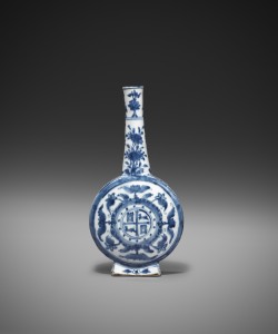 Blue and White Bottle with the Arms of Castile and Leon China—Ming dynasty, Wanli period (1573-1620) at Jorge Welsh