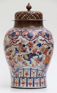 A Kangxi vase, 18th century Chinese Imari at  Galerie Arabesque.