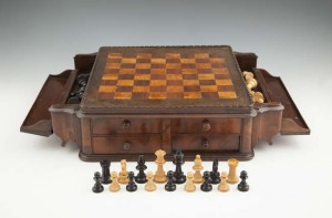 AN EDWARDIAN WALNUT MARQUETRY TABLE-TOP CHESS BOARD (250-300)