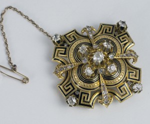 An 18 carat diamond set brooch (500-700).